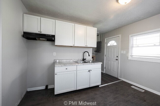 Building Photo - Charming 2-Bedroom Home with 725 Sq Ft in Indianapolis, IN - Must See!