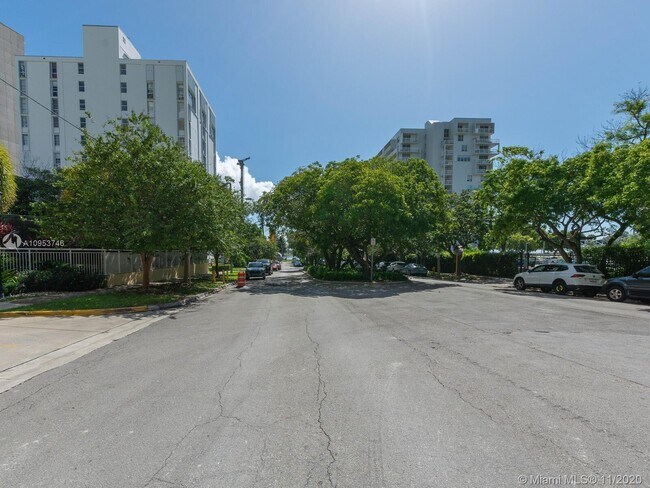 Building Photo - 2475 Brickell Ave