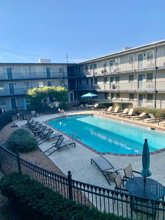 Primary Photo - Move in ready for fall semester... free rent!