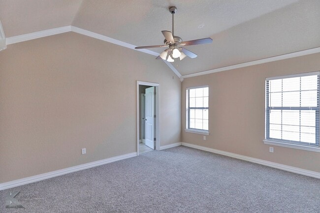 Building Photo - 4 bed 2 bath; newer carpet!