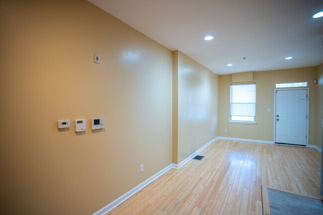 Building Photo - 5004 Spruce St