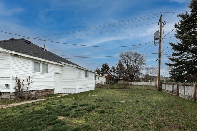 Building Photo - Newly Remodeled 3 Bed + Office, 1 Bath home in Rexburg, Fully fenced yard
