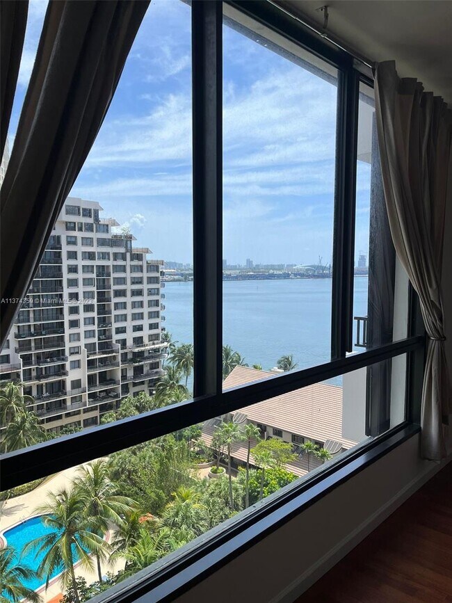 Building Photo - 520 Brickell Key Dr