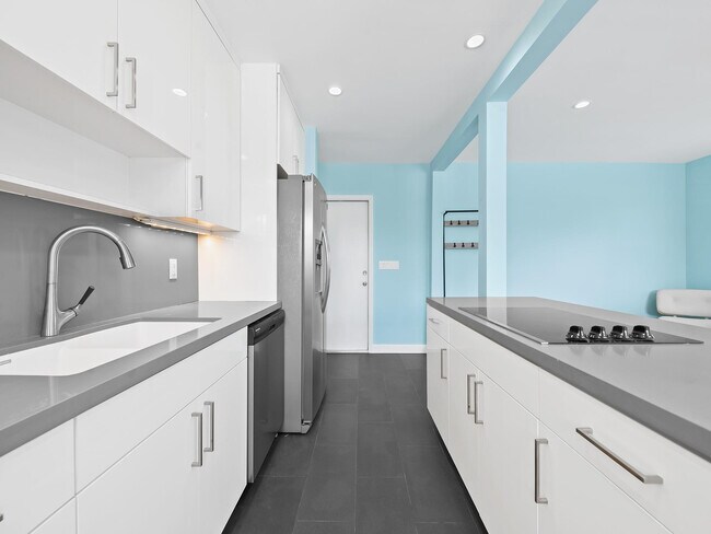 Building Photo - 2591 NE 55th Ct