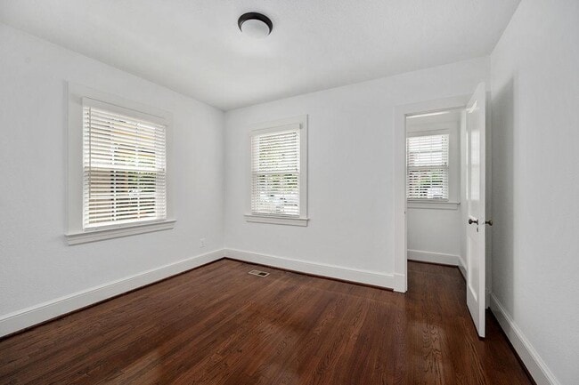 Building Photo - 819 Weedon St