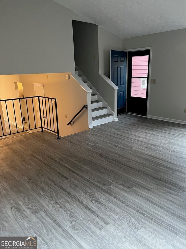 Building Photo - 1560 Pin Oak Ln SE