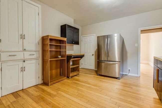 Building Photo - 12 E Sycamore St