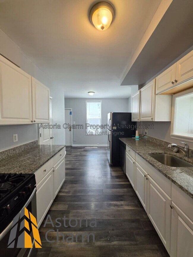 Building Photo - 607 E 41st St