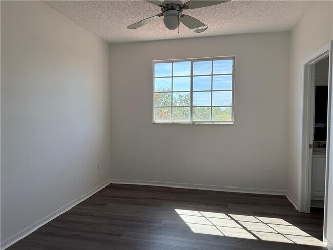 Building Photo - 5721 Bentgrass Dr