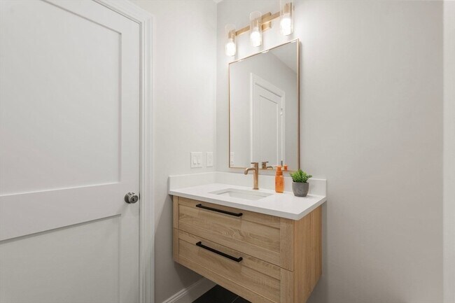 Building Photo - 587 E Broadway