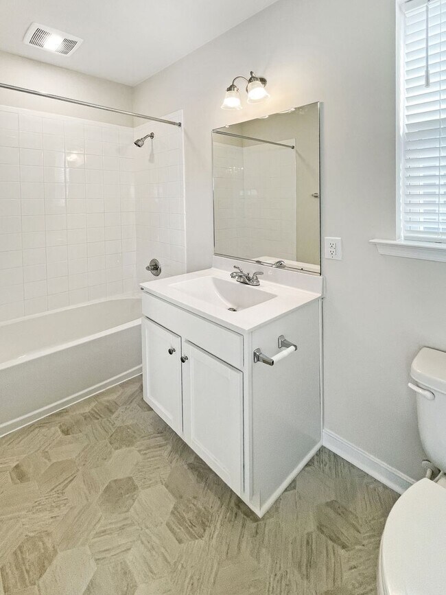 Building Photo - 4 Bed/3 Bath Luxurious Townhome in Chester...