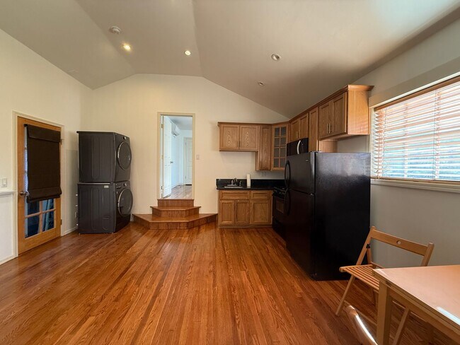 Building Photo - 1 bed, 1 bath Guest unit in Woodland Hills