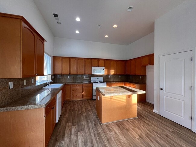 Building Photo - 4 bedroom Fernley Home.