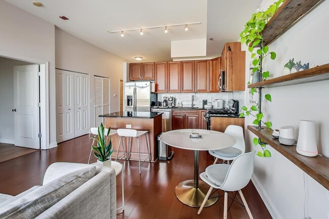 Building Photo - 230 W Division St