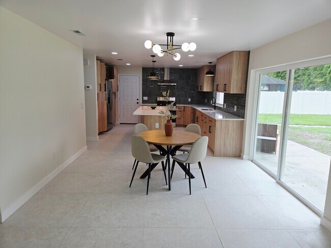 Building Photo - 945 Brookview Ln