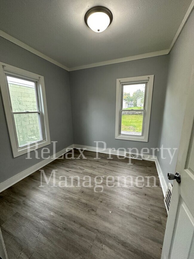 Building Photo - Single Family Home in Waukesha