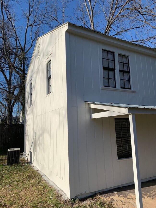 Building Photo - 3BR Cottage in Historic District