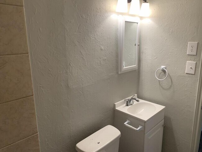 Building Photo - 1600 E Madison St