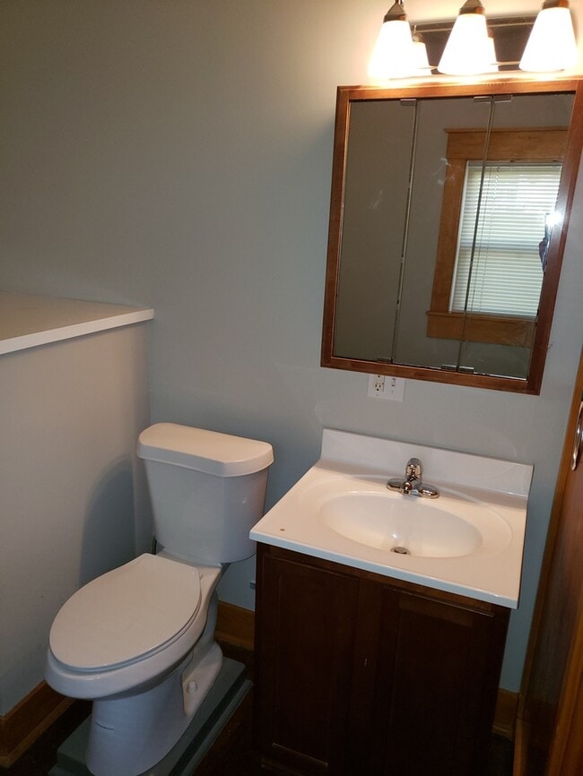 Building Photo - Spacious 2-level apartment with 1 bedroom and 2 full baths located in Kansas City, MO.
