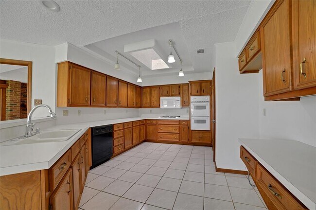 Building Photo - 601 Cedar Ridge Dr