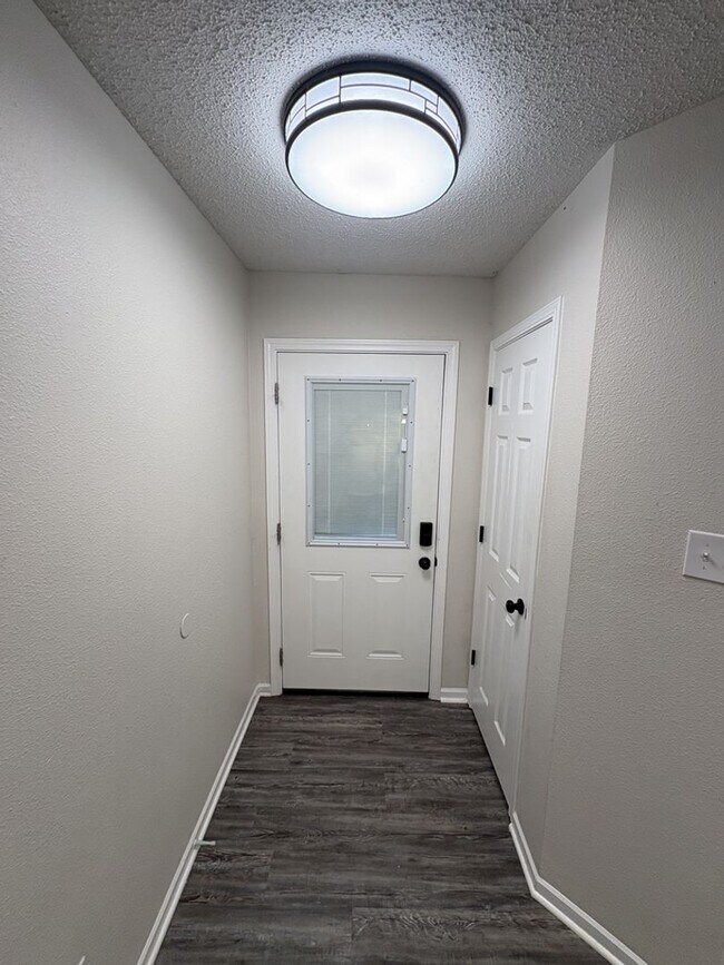 Building Photo - Beautiful 3 Bedroom, 2 Bath Available Now!