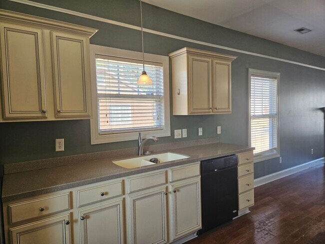 Building Photo - Charming Bungalow at Historic Seminary Ridge