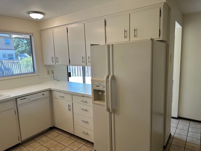 Building Photo - Large 3 bedroom 2.5 bath duplex with a gar...