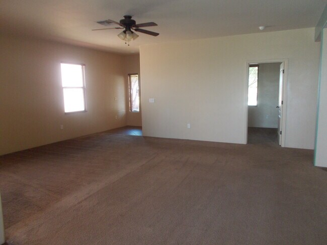 Building Photo - 4 Bedroom Home