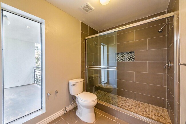 Building Photo - Modern Style 3 Bed / 3 Bath Townhouse + Bonus Room in North Alhambra!