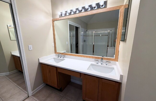 Building Photo - Spacious 4 Bedroom Home in Waterford Estat...