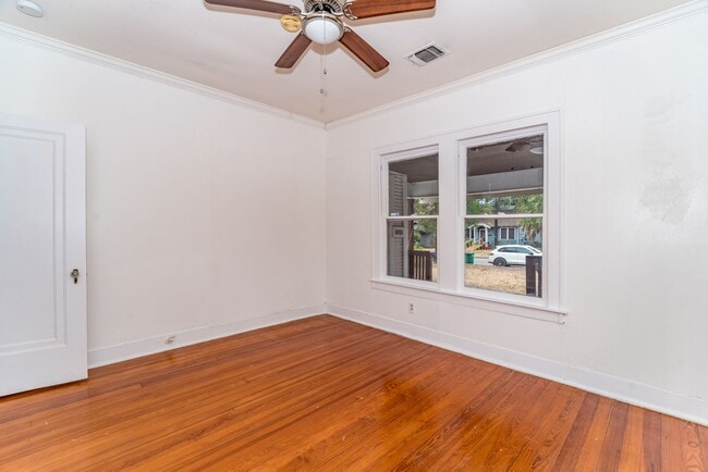 Building Photo - 2-BEDROOM COTTAGE IN TOBIN HILL