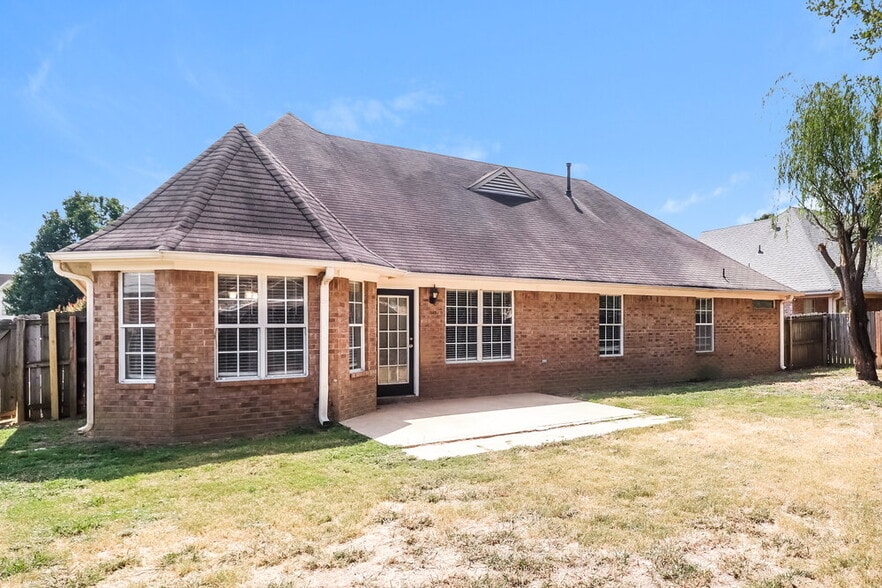 Building Photo - 2848 Pinnacle Dr