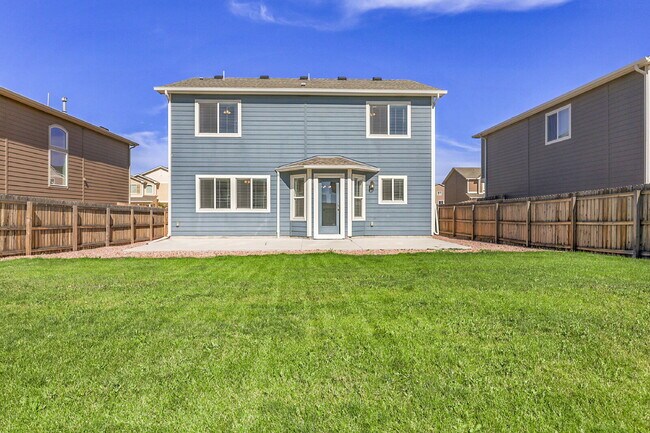 Building Photo - $2,350.00, 3 bed, 2.5 bath located in Peyt...