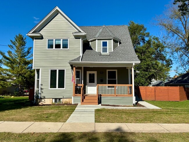 Primary Photo - 473 E Elm St