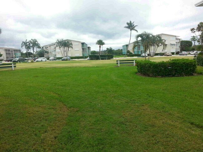 Building Photo - 300 Horizon W