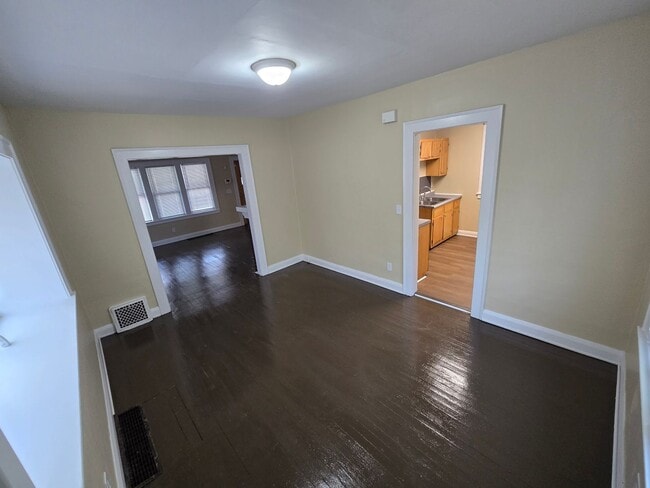 Building Photo - 3 Bedroom House