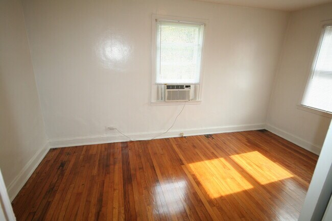 Building Photo - Adorable 1 Bedroom Apt / 1 Block to Duke!
