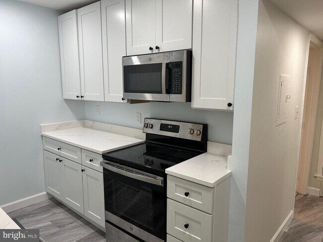 Building Photo - 5823 Royal Ridge Dr