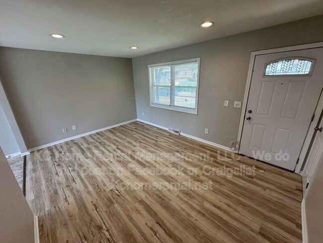 Building Photo - 5029 NE 56th Pl