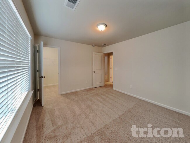 Building Photo - 33 Chalet Ct