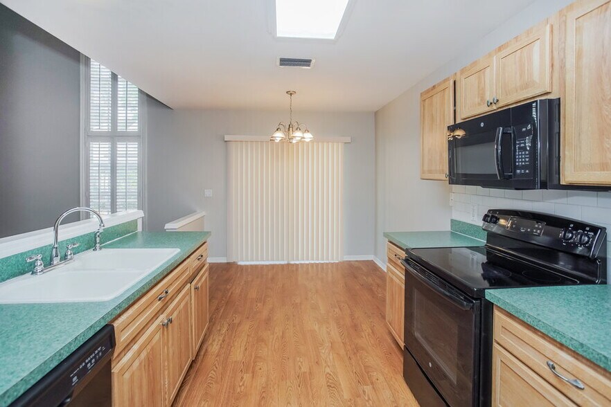 Building Photo - 17703 Parkway Green Ln