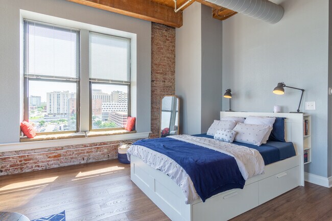 Building Photo - 308 W 8th St