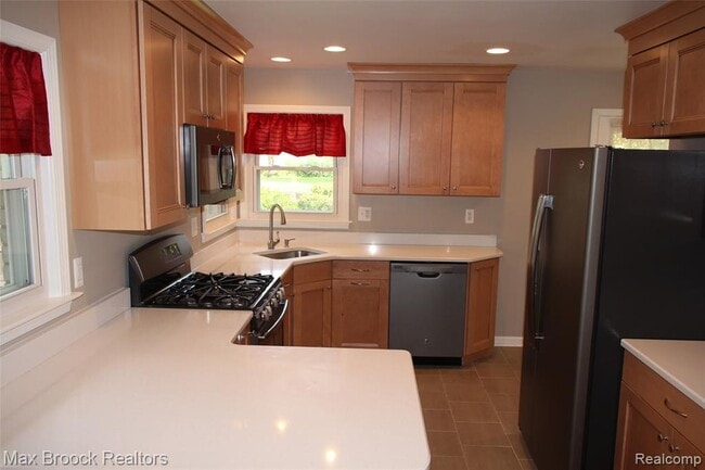 Building Photo - 32349 Sheridan Dr