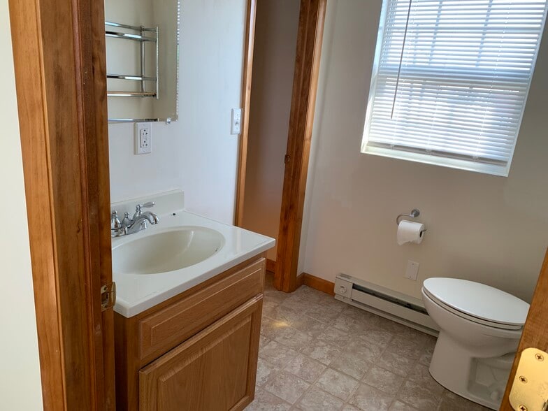 1/2 bath - 1408 3rd Ave