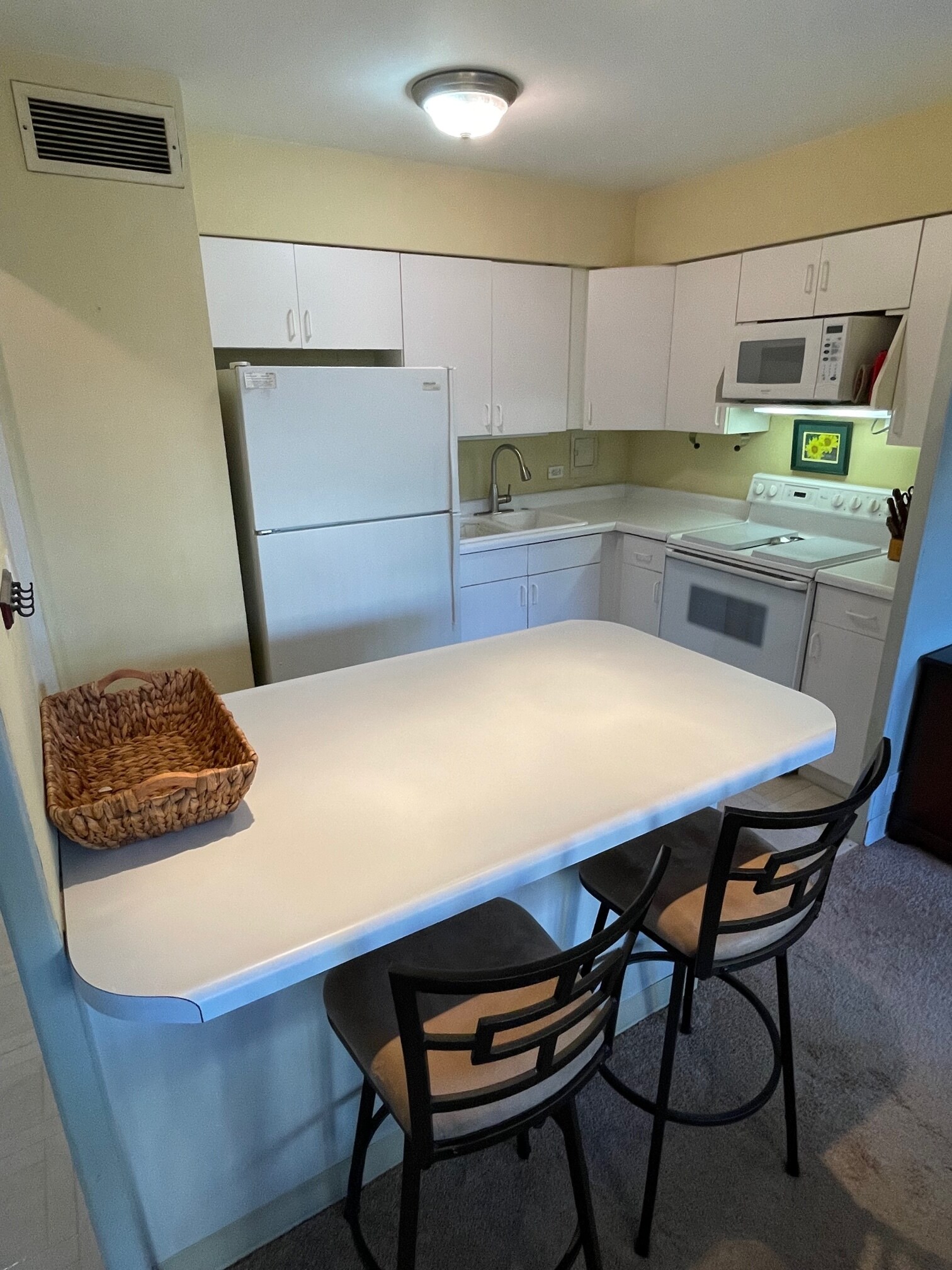 Building Photo - 30 E Elm St