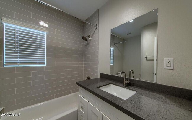 Building Photo - 908 E Pasadena Ave