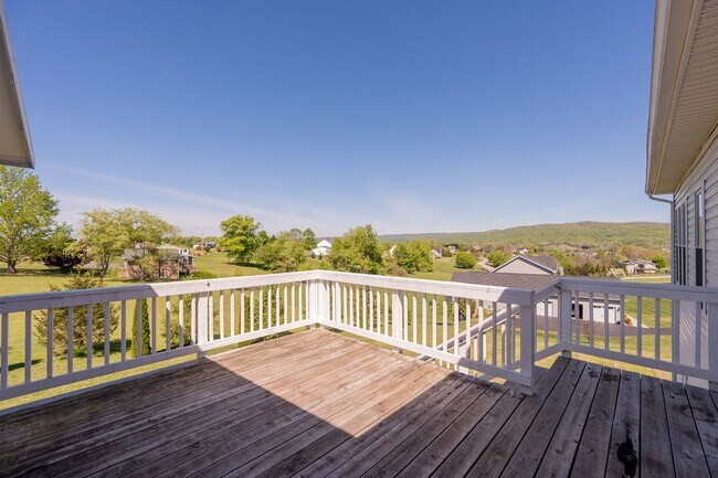 Building Photo - 1701 Stratford View Dr