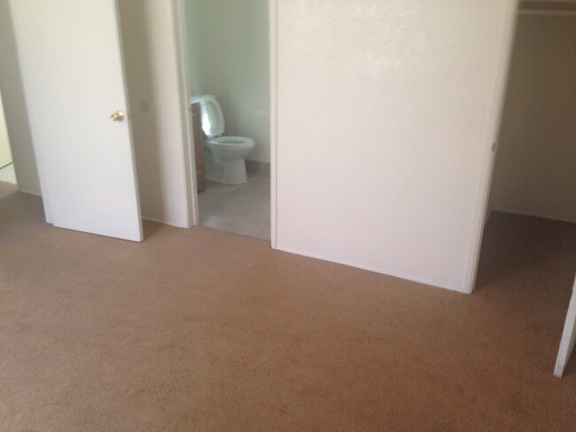 Building Photo - 2 bedroom 2 bath. Appliances included!