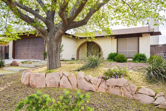 Building Photo - "Charming 3-Bed, 2-Bath Gem in the Heart of Las Vegas - 1311 Sq Ft of Comfort!"