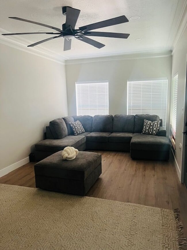 Building Photo - Beautifully remodeled home